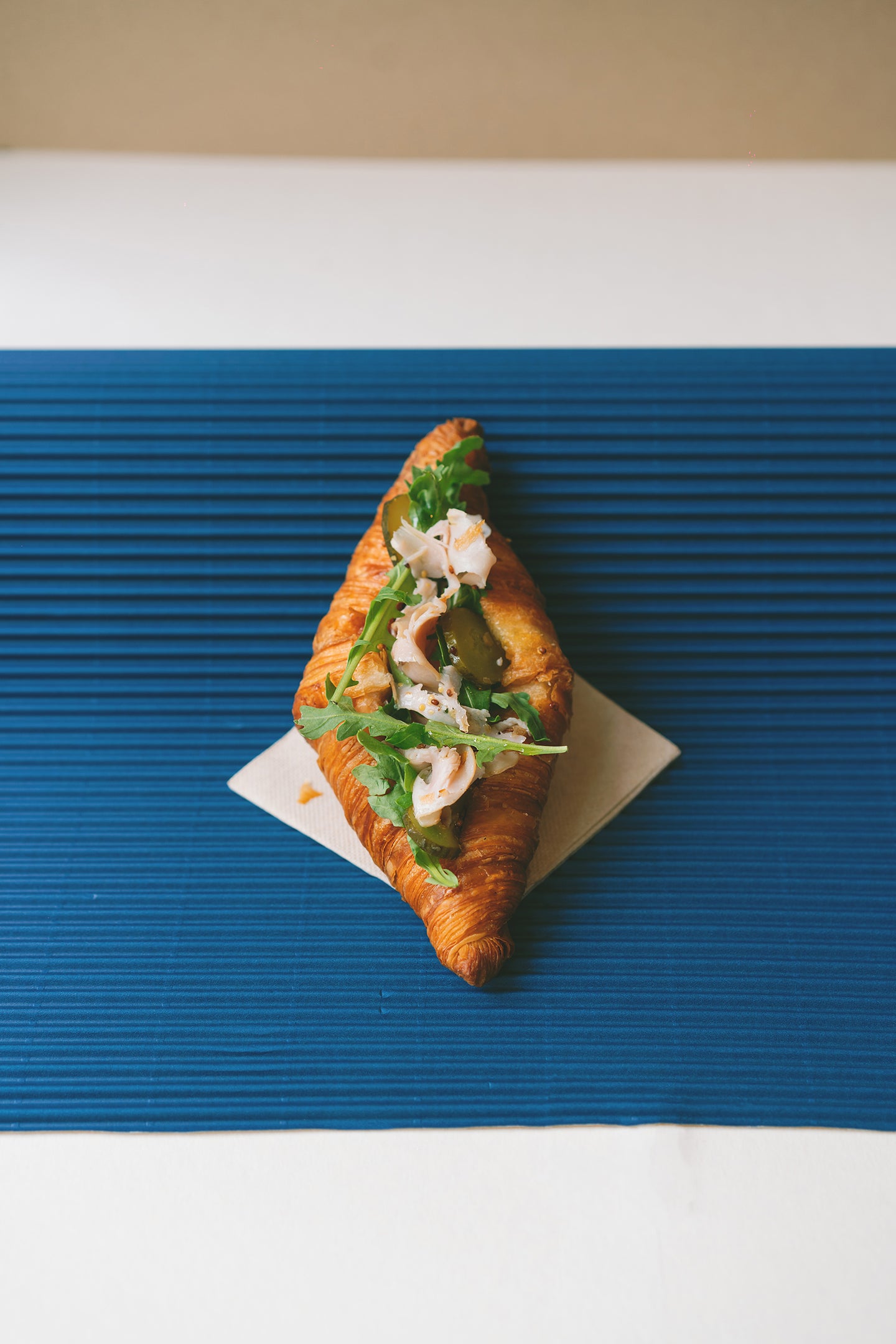 CROISSANT PAVO CON MIEL Y MOSTAZA