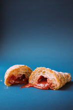 Cargar imagen en el visor de la galería, CROISSANT DE FRESA